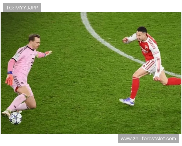 诺伊尔出击失误瞬间,马丁内利笑纳空门大礼 诺伊尔出击失误瞬间,马丁内利笑纳空门大礼