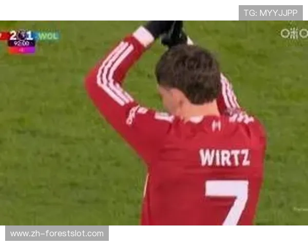 英超雨中战现暖心一幕:球员主动扶起受伤对手获掌声致意 英超雨中战现暖心一幕:球员主动扶起受伤对手获掌声致意